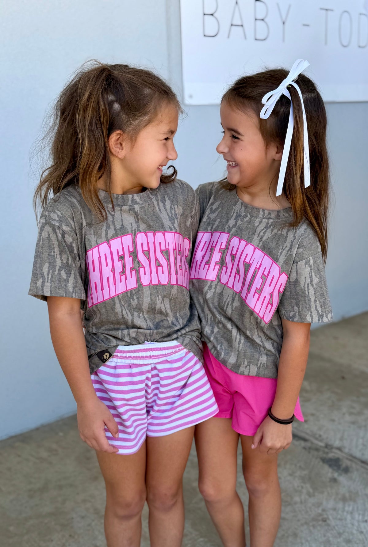 Mossy Oak Logo Tee W Pink Writing